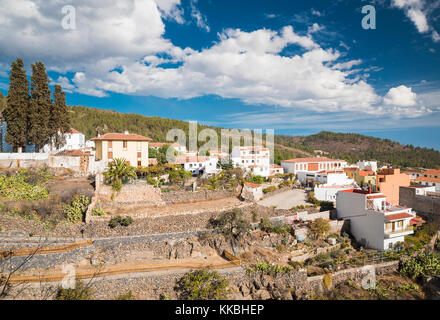 Vue sur le village de montagne de Vilaflor vers l'océan Atlantique, une destination touristique populaire sur l'île de Tenerife, Canaries, Espagne Banque D'Images