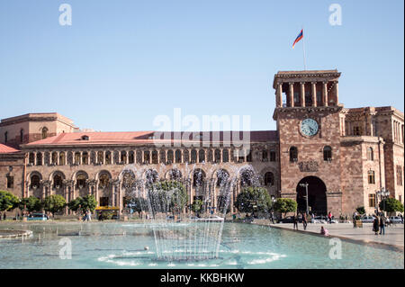 Erevan, Arménie - Octobre 8, 2017 : les gens qui marchent à la place de la république dans le centre de Yerevan, Arménie Banque D'Images