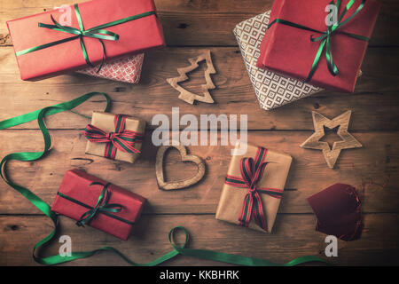 Cadeaux et Décoration de Noël sur fond de bois brun. Vue de dessus Banque D'Images