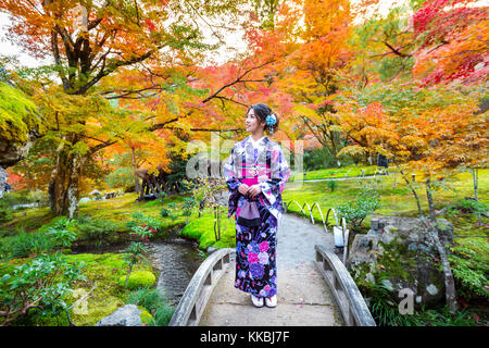 Asian woman wearing kimonos traditionnels japonais en automne parc. Le japon Banque D'Images