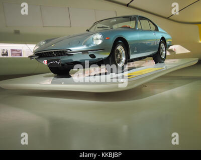 1966 Ferrari 330 GTC dans le Musée Enzo Ferrari à Modène, Italie. C'était une partie de l'exposition "de la conduite avec les Stars". Banque D'Images