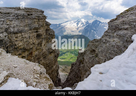 Vue sur le massif de la marmelade du sommet de la Sass Pordoi. Dolomites. Banque D'Images