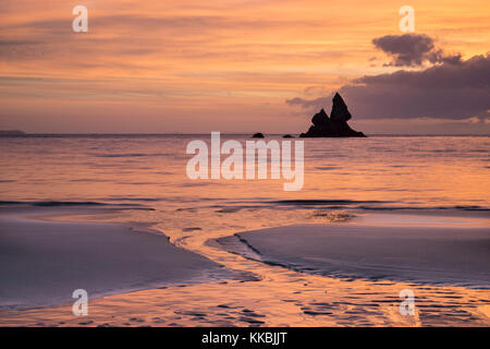 Lever du soleil magnifique de landsdcape broadhaven Bay sur la plage idyllique de la côte du Pembrokeshire au Pays de Galles Banque D'Images