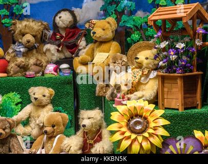 Un groupe d'ours dans un magasin de jouets fenêtre affichée un pique-nique. Banque D'Images