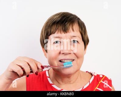 Grand-mère se brosser les dents avec une brosse Banque D'Images