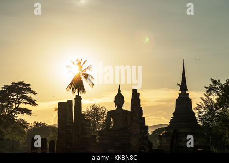 Ruines du temple Wat Mahathat dans le parc historique de Sukhotaï, Thaïlande Banque D'Images