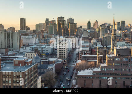 Montréal, Canada - 29 novembre 2017 : au lever du soleil à partir de la place Dupuis Banque D'Images