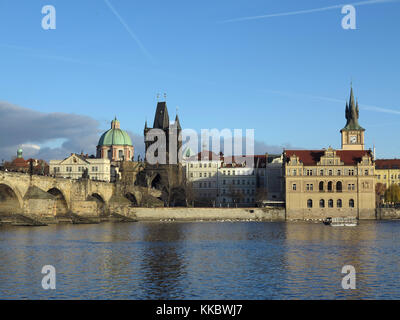 Prague, République tchèque - Le 10 décembre 2016 : le pont Charles et passerelle novotneho Banque D'Images