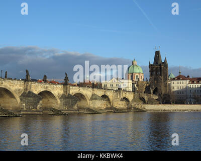 Prague, République tchèque - Le 10 décembre 2016 : le pont Charles et la passerelle novotneho Banque D'Images