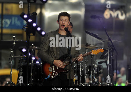 NEW YORK, NY - 08 JUILLET : le musicien Shawn Mendes se produit sur 'Today' de NBC au Rockefeller Plaza le 8 juillet 2016 à New York. Les gens : Shawn Mendes Banque D'Images