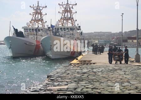 Les officiers de la Garde côtière américaine déchargent des fournitures d'urgence des coupeurs de classe sentinelle de la Garde côtière américaine USCGC Heriberto Hernandez (à gauche) et USCGC Joseph Napier lors des opérations de secours au lendemain de l'ouragan Irma le 12 septembre 2017 à Thomas, Îles Vierges américaines. (Photo de Jonathan Lally via Planetpix) Banque D'Images