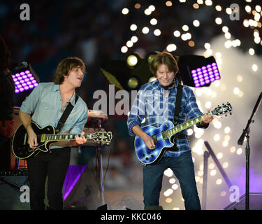 MIAMI GARDENS, FL - 31 DÉCEMBRE : John Fogerty se produit pendant la demi-exposition au Capital One Orange Bowl 2015 entre les Tigers Clemson et les Sooners d'Oklahoma au Sun Life Stadium le 31 décembre 2015 à Miami Gardens, Floride personnes : John Fogerty Banque D'Images