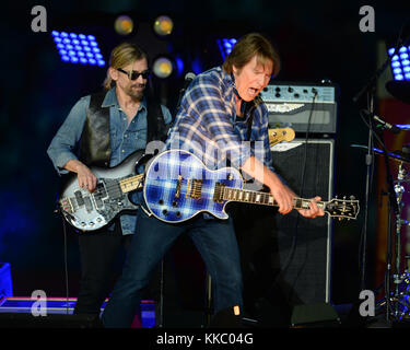 MIAMI GARDENS, FL - 31 DÉCEMBRE : John Fogerty se produit pendant la demi-exposition au Capital One Orange Bowl 2015 entre les Tigers Clemson et les Sooners d'Oklahoma au Sun Life Stadium le 31 décembre 2015 à Miami Gardens, Floride personnes : John Fogerty Banque D'Images