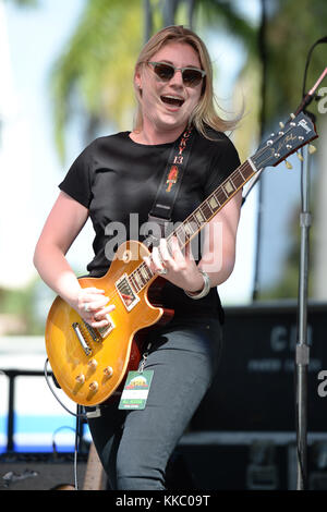 BOCA RATON, JANVIER - 17 : Joanne Shaw Taylor se produit lors du Sunshine Music Festival à l'Amphitheater de Mizner Park le 17 janvier 2016 à Boca Raton, Floride. Les gens : Joanne Shaw Taylor Banque D'Images