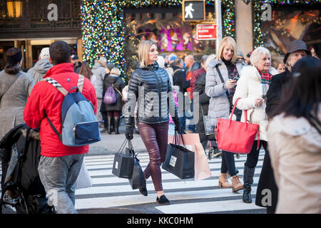 La foule des acheteurs en dehors de la Saks Fifth Avenue, en plein centre à new york le dimanche 26 novembre, 2017 Le vendredi noir sur Fin de semaine pendant la saison des achats de Noël. (© richard b. levine) Banque D'Images