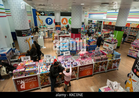 L'emplacement de toys r us de Times Square à New York le dimanche 26 novembre, 2017. l'emplacement temporaire est un retour à la zone après la fermeture de leur ancien magasin en 2015 et restera ouvert au moins jusqu'à la période des fêtes. (© richard b. levine) Banque D'Images