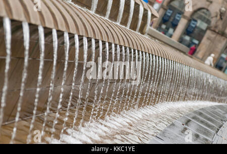 Cascade d'eau et de la fontaine à l'extérieur de la gare de Sheffield square, gerbe à Sheffield, South Yorkshire, uk - août 2013 Banque D'Images