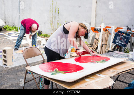 Brooklyn New York, NY, USA - 23 Avril 2017 : l'Alimentation et des groupes de justice ferme faisait des signes et des bannières pour les gens en matière de changements climatiques en mars. Banque D'Images