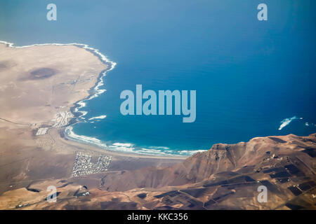 LANZAROTE, ESPAGNE 11ème Nov 2017 : Une vue aérienne de Caleta de Famara, un petit village côtier dans le nord de l'île Banque D'Images