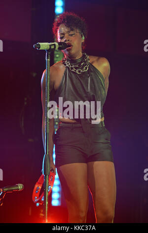 FORT LAUDERDALE, FL - 04 FÉVRIER : Noelle Scaggs et Michael Fitzpatrick de Fitz and the Tantrums se produisent dans le sud de la Floride le 4 février 2016 à Fort Lauderdale, Florida People : Noelle Scaggs Banque D'Images