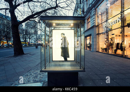 Meuble d'affichage en verre pour la boutique Filippa K sur la célèbre rue commerçante Kurfürstendamm , Kudamm, à Berlin, en Allemagne. Banque D'Images