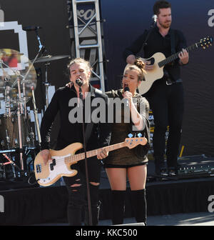 HOMESTEAD, FL - NOVEMBRE 20 : Kimberly Perry, Reid Perry, et Neil Perry du groupe Perry exécutent un concert avant la course de la 18e édition annuelle de la course de la NASCAR Sprint Cup Ford EcoBoost 400 le 20 novembre 2016, au Homestead-Miami Speedway à Homestead, Floride personnes : le groupe Perry Banque D'Images