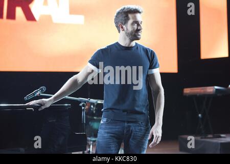 MADRID, ESPAGNE - MAI 07 : le chanteur espagnol Pablo Alboran assiste à la présentation de 'Tour Terral 2015' au Parque Empresarial A3 le 7 mai 2015 à Madrid, Espagne personnes : Pablo Alboran Banque D'Images
