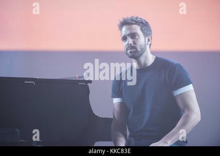MADRID, ESPAGNE - MAI 07 : le chanteur espagnol Pablo Alboran assiste à la présentation de 'Tour Terral 2015' au Parque Empresarial A3 le 7 mai 2015 à Madrid, Espagne personnes : Pablo Alboran Banque D'Images