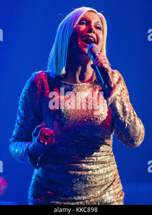 SYDNEY, AUSTRALIE - 19 AVRIL : John Farnham et Olivia Newton-John se produisent au Qantas Arena, (Sydney Entertainment Centre) pour la tournée Two Strong Hearts le 19 avril 2015 le 19 avril 2015 à Sydney, Australie. Personnes : Olivia Newton-John, John Farnham Banque D'Images