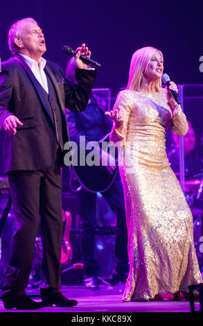 Sydney, Australie - 19 avril : John Farnham et Olivia Newton-john en concert à l'arena, Qantas (Sydney Entertainment Centre) pour les deux cœurs solides d' le 19 avril 2015 le 19 avril 2015 à Sydney, Australie. Personnes : Olivia Newton-john, JOHN Farnham Banque D'Images