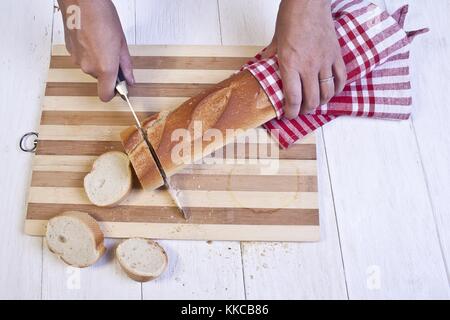 Baguette de pain français de tranchage Banque D'Images