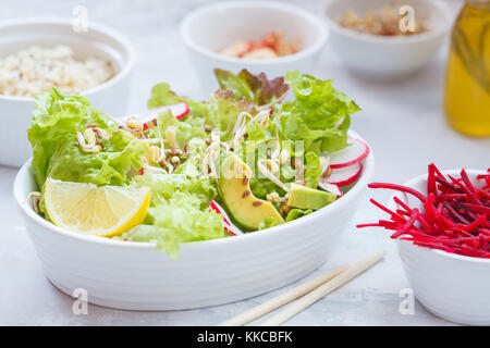 Salade de légumes verts aux germes, betterave et l'hoummos. detox saine nourriture vegan concept. Banque D'Images