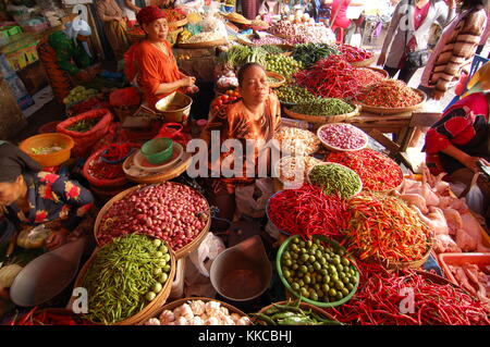 D'épices traditionnels vendus au marché Pasar Besar ville de Malang, à Java - Indonésie. Banque D'Images