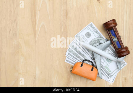 Voyage tourisme concept , groupe d'objet sur table en bois et près de l'avion, l'horloge de sable, sac, dollars Banque D'Images