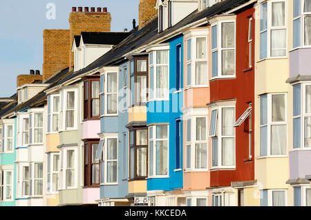 Logement en bord de mer aux couleurs vives à Aberystwyth, Pays de Galles Banque D'Images