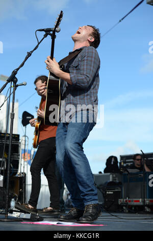 MIAMI GARDENS, FL - DÉCEMBRE 31 : Phillip Phillips joue pendant le spectacle d'avant-match au Capital One Orange Bowl 2015 entre les Clemson Tigers et les Oklahoma Sooners au Sun Life Stadium le 31 décembre 2015 à Miami Gardens, Florida People : Phillip Phillips Banque D'Images