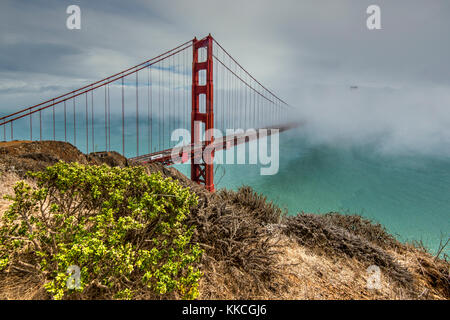 Le Golden Gate Bridge dans un jour brumeux, San Francisco, California, USA Banque D'Images