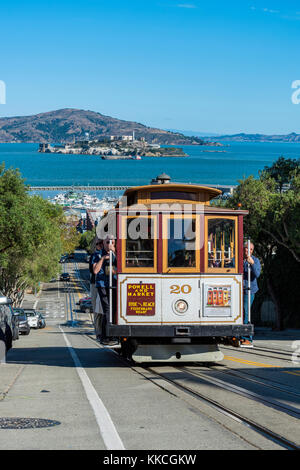 La ligne Powell-Hyde cable car avec l'île d'Alcatraz en arrière-plan, San Francisco, California, USA