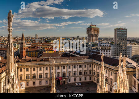 Vue sur la ville depuis le toit de la Cathédrale de Duomo avec le Palazzo Reale ou Palais Royal à l'avant-plan et gratte-ciel Torre Velasca dans l'arrière-plan Banque D'Images