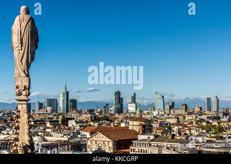 Sur les toits de la ville, avec les Alpes en arrière-plan, Milan, Lombardie, Italie Banque D'Images