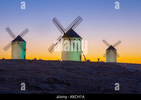 Moulins à vent traditionnels illuminés à Rising, Campo de Criptana, Espagne Banque D'Images