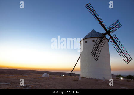 Moulin à vent traditionnel illuminé à Rising, Campo de Criptana, Espagne Banque D'Images