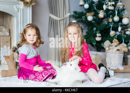 Enfants heureux près de l'arbre de Noël Banque D'Images