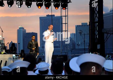 Chef des opérations navales, l'amiral Jonathan greenert onc contribue à lancer l'uso new york city fleet week block party en remerciant le public international des marins et marines pour leur service et en les encourageant à être en sécurité et de passer un bon moment, à new york. Image courtoisie mass communication specialist seaman lacordrick wilson/us navy. 2012. Banque D'Images