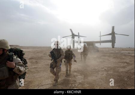 Le contre-amiral Mark A Handley, commandant de la 1re Division de construction navale NCD et son état-major débarquent d'un V-22 Osprey dans le district de Bakwa de la province de Farah, en Afghanistan, lors d'une visite au bataillon de construction navale mobile NMCB 11, province de Farah, en Afghanistan. Image reproduite avec l'aimable autorisation du spécialiste des communications de masse 1re classe Jonathan Carmichael/US Navy. 2012. Banque D'Images