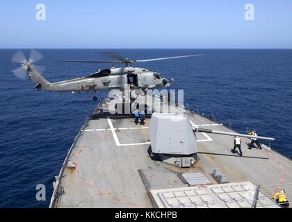 Un SH-60B Sea Hawk affectés à l'USS destroyer lance-missiles E James Williams DDG 95 mène de ravitaillement vertical sur la formation focsle, golfe d'Aden. Image courtoisie de spécialiste de la communication de masse 3e classe Daniel J. Meshel/US Navy. 2012. Banque D'Images