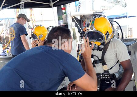 Plongeur de la marine 2e classe Matthew Kelly, affecté à l'unité de plongée et de récupération mobile MDSU 2, Compagnie 2-1, demande à un plongeur bahamien s'il est bien pendant une plongée DE familiarisation avec un casque DE plongée AU KM 37, 11 juin 2012, Kingston, Jamaïque, 11 juin 2012. Image avec la permission de Spécialiste en communication de masse 2e classe Kathleen A. Gorby/US Navy. Banque D'Images