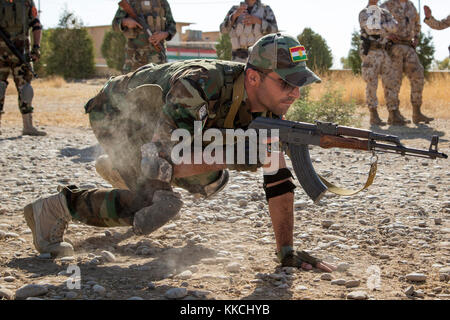 Un soldat peshmergas est en position de tir au cours de formation au tir avancé enseignés par des formateurs italiens affectés à la 3e Régiment alpin au centre de coordination de la formation du Kurdistan près d'Erbil, Irak, le 11 octobre 2017. L'KTCC est une combinaison d'un groupe de travail conjoint - Fonctionnement résoudre inhérent à renforcer les capacités des partenaires lieu consacre à la formation des forces des partenaires et renforcer leur efficacité sur le champ de bataille. Les GFIM-OIR est la Coalition mondiale pour vaincre ISIS en Iraq et en Syrie. (U.S. Photo de l'armée par le Sgt. Tracy McKithern) Banque D'Images