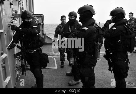 Une équipe des forces spéciales chiliennes se prépare à entrer dans le passage central de la frégate USS Underwood FFG 36 à missiles guidés de classe Oliver Hazard Perry après avoir embarqué sur le navire, Pacific Ocean, 2012. Image reproduite avec l'aimable autorisation de spécialiste des communications de masse 3e classe Frank J. Pikul/US Navy. Banque D'Images