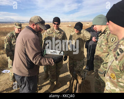 Scott Swanson, un analyseur de spectre avec Fort Carson Académie contre les IED, démontre les fréquences rayonné de périphériques de l'ECM au cours d'un exercice de formation de plusieurs jours pour être l'agrément des opérateurs de l'équipement de contre-mesures électroniques, 30 oct.-nov. 2, 2017, à Fort Carson, au Colorado (É.-U. Photo de l'armée 71e Groupe d'artillerie - NEM) Banque D'Images